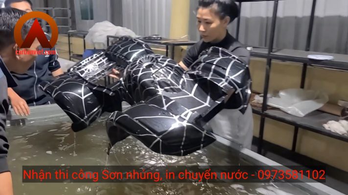 Thợ sơn nhúng tập sự thực chất lại là Hot Girl